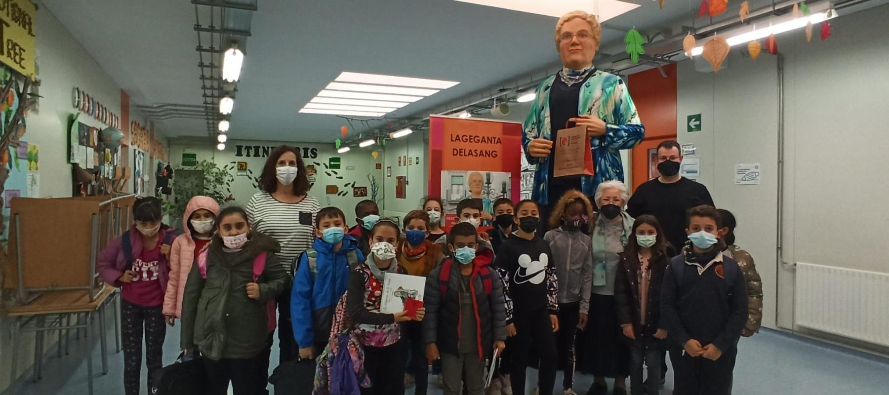 La Geganta de la Sang visità l'Escola Pinyana d'Alfarràs